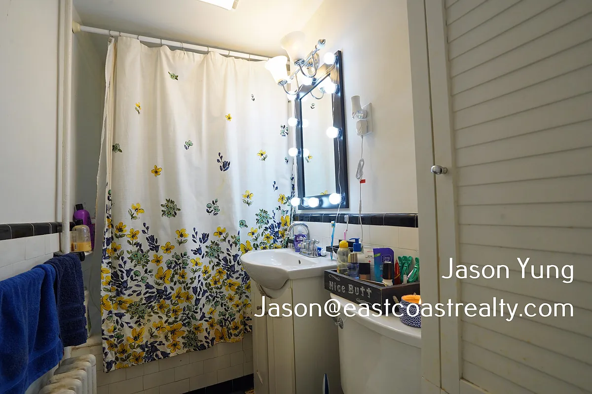 Building Photo - Commonwealth Ave