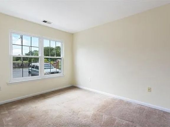 4th image of 1018 Dogwood Ct