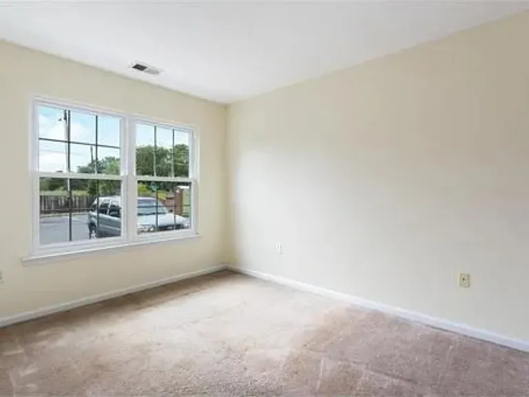 1018 Dogwood Ct — Photo 4