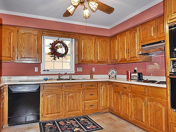 4th image of 2305 Parkway Dr