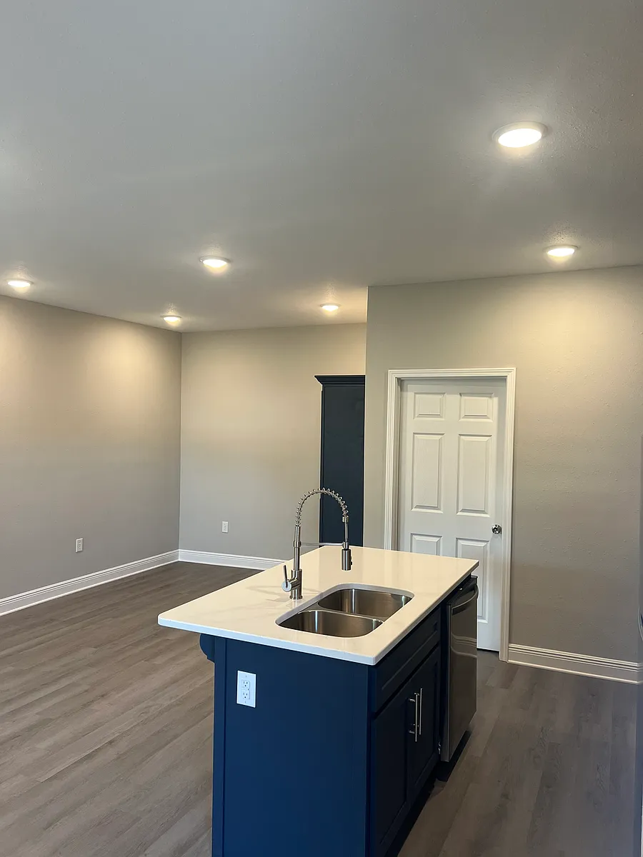 Building Photo - 705 Krebs Ave #F