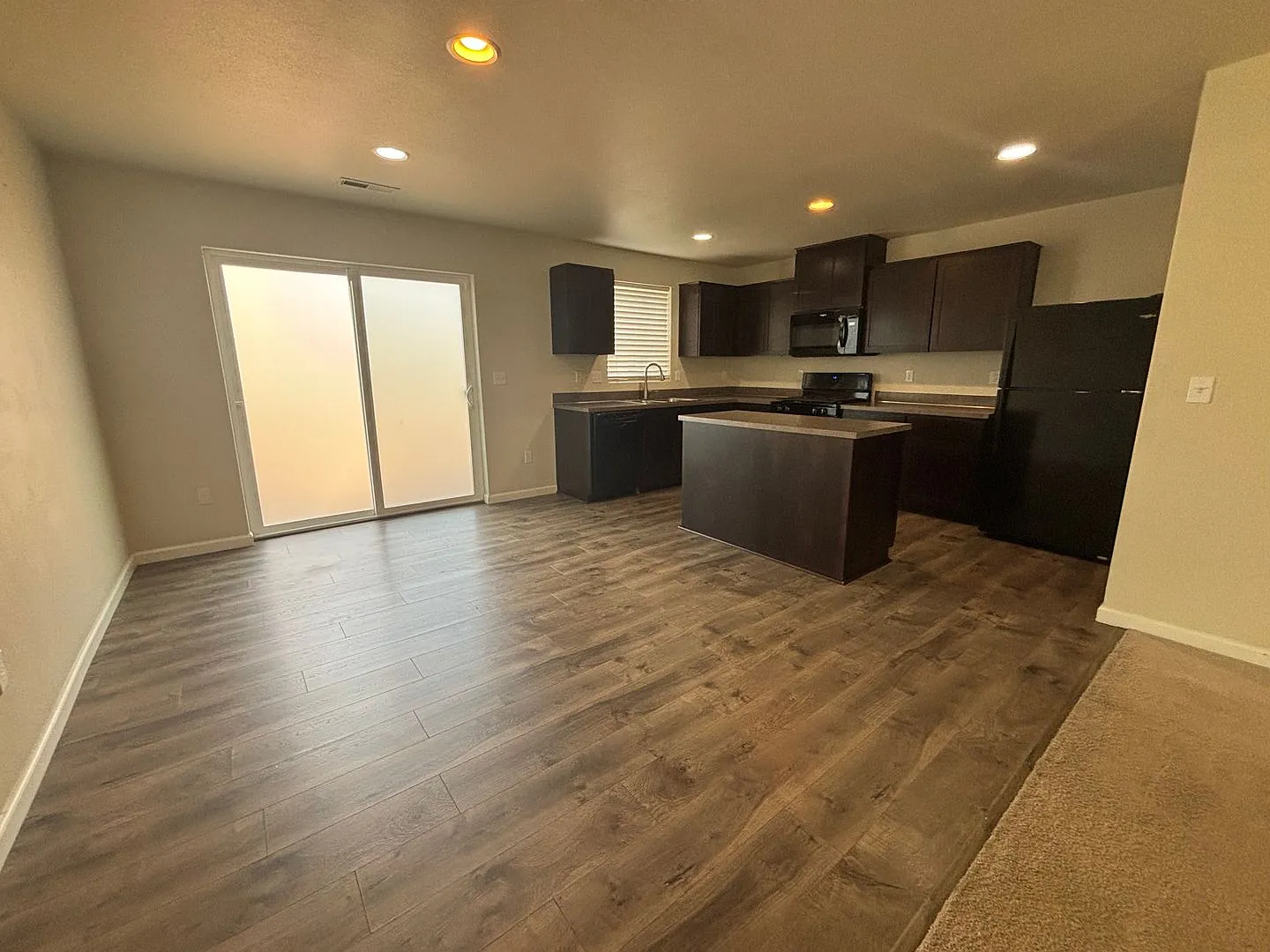 Four Bedrooms! Fenced yard , close to parks and shops, Two car garage — Photo 2