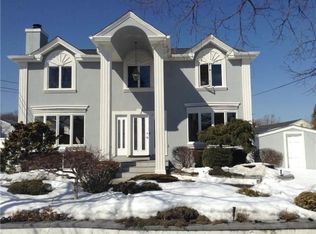 11 Dolores Pl, Malverne, NY 11565