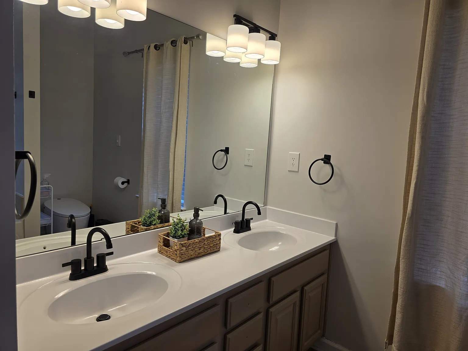 4 bed, 2399 sqft, $3,500 — Photo 3