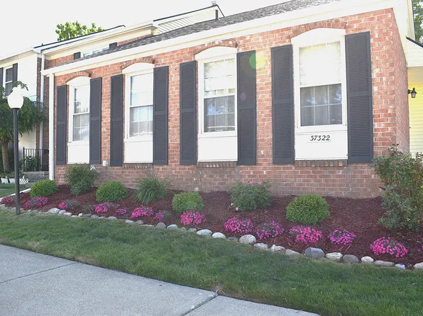 37322 Charter Oaks Blvd Building 11, Clinton Township, MI 48036