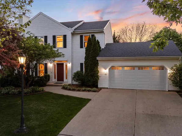 1211 Lake Park DRIVE, Pewaukee, WI 53072