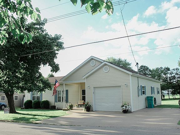 Garage/ Driveway