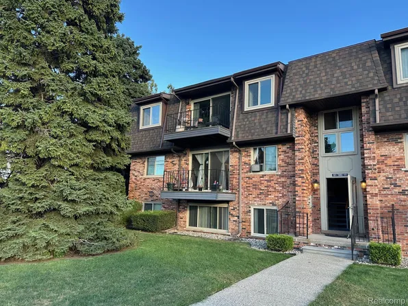 104 Riviera Dr, Saint Clair Shores, MI 48080