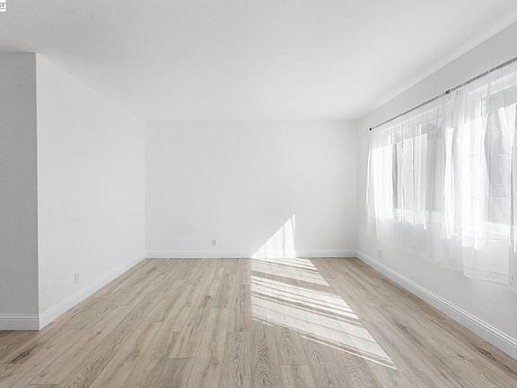 5th image of 1387 Del Rio Cir Unit B