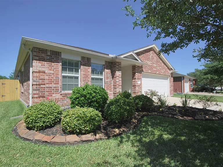 2826 Foster Hill Dr — Photo 3