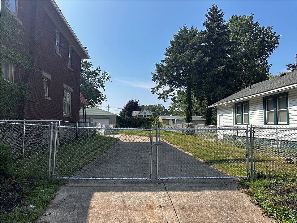 2nd image of 528 W 3rd St