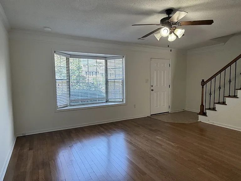109 Tamara Ct — Photo 2