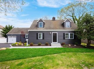 15 Wildwood Ct, East Islip, NY 11730