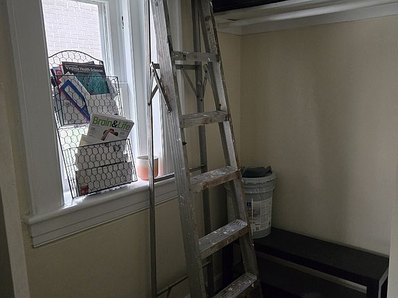 5th image of 910 Colonial Ave