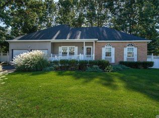 63 Chardonnay Dr, Coram, NY 11727