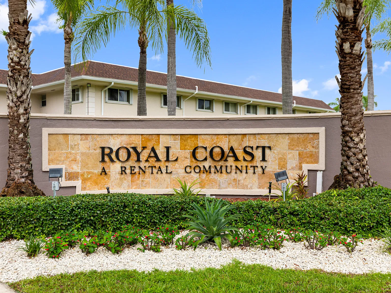 Royal Coast Apartments — Photo 2