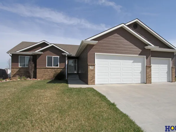 7210 Zagros Dr, Lincoln, NE 68516