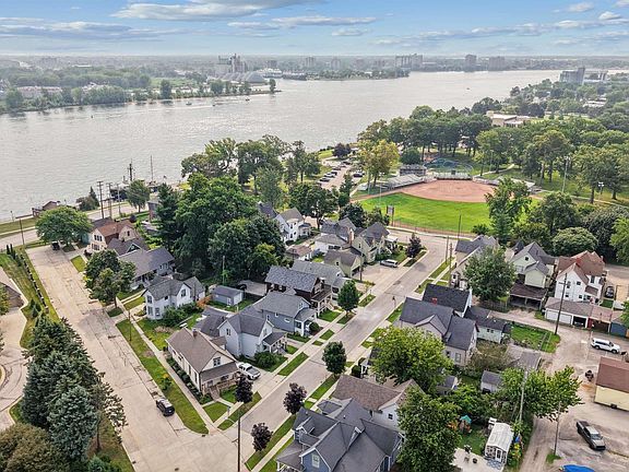 3rd image of 1418 Pleasant Pl