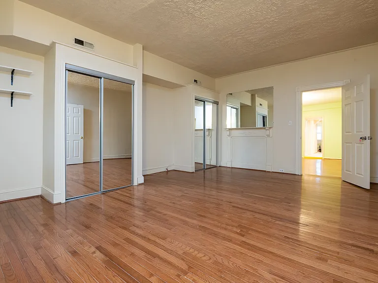 709 13th St NE — Photo 3