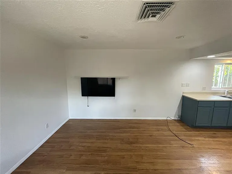 3 Bedroom Nob Hill Charmer - Updated w. Garage and Yard! — Photo 17