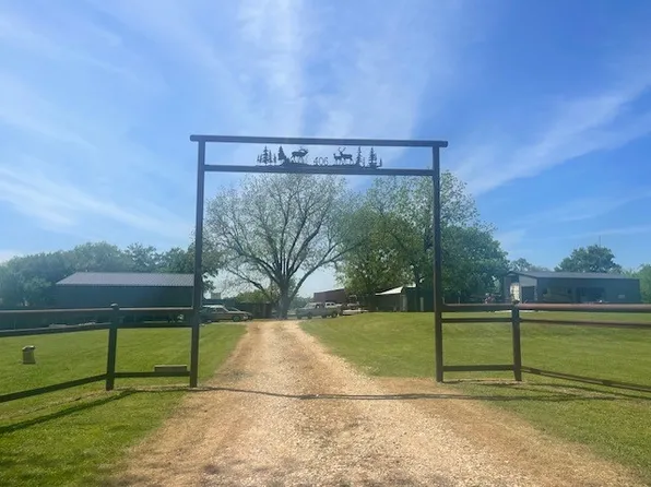 406 N Santa Fe St, Wolfe City, TX 75496