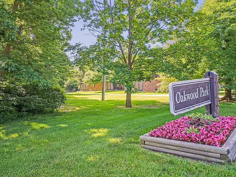 Oakwood Park Apartments — Photo 3