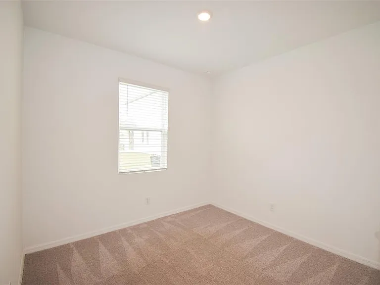 2370 Lancashire St — Photo 19