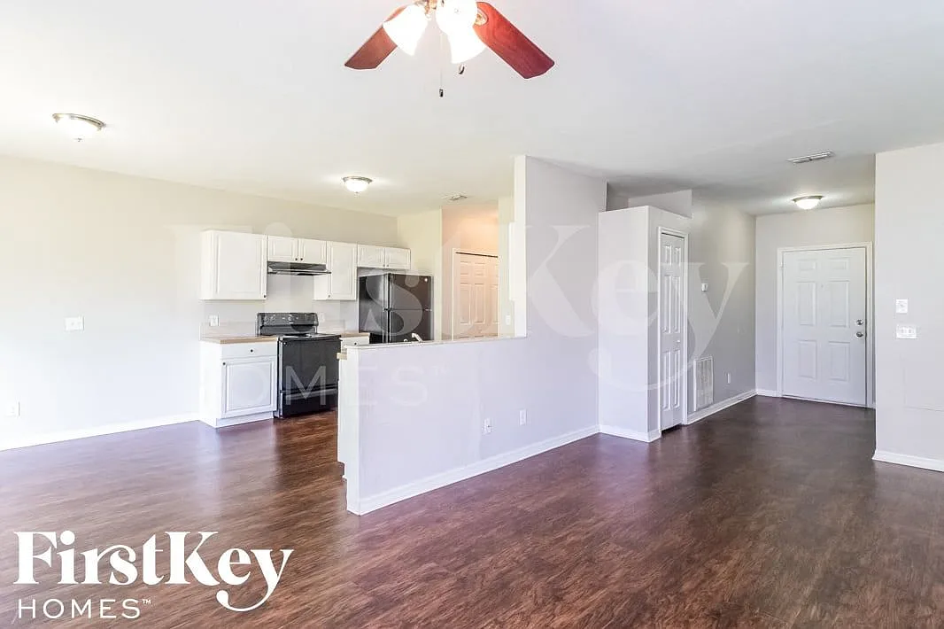 4 bed, 2.0 bath, 1400 sqft, $2,165 — Photo 3