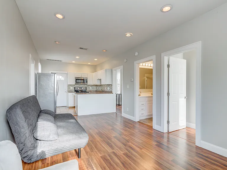 217 W Collins St #B — Photo 10