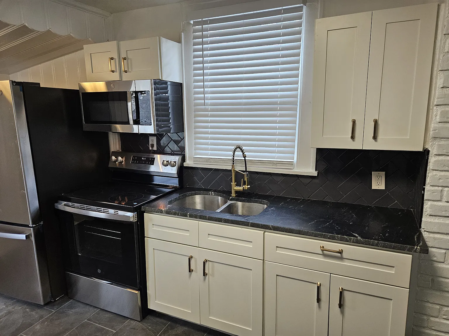 3 bed, 1.5 bath, 1638 sqft, $1,800 — Photo 3