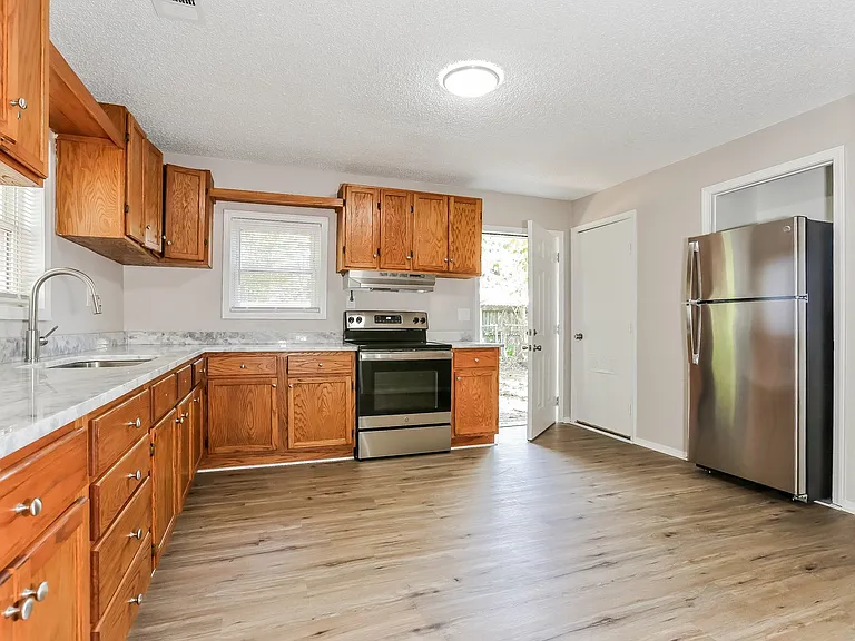 1813442_023_kitchen_13131331.jpg