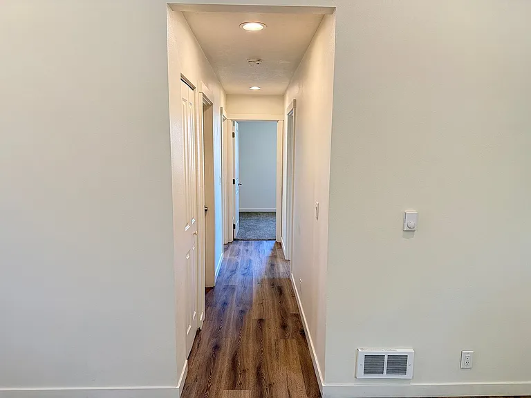 1246 Hughes St — Photo 14