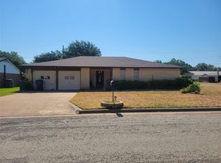 1417 Fairway Dr, Graham, TX 76450