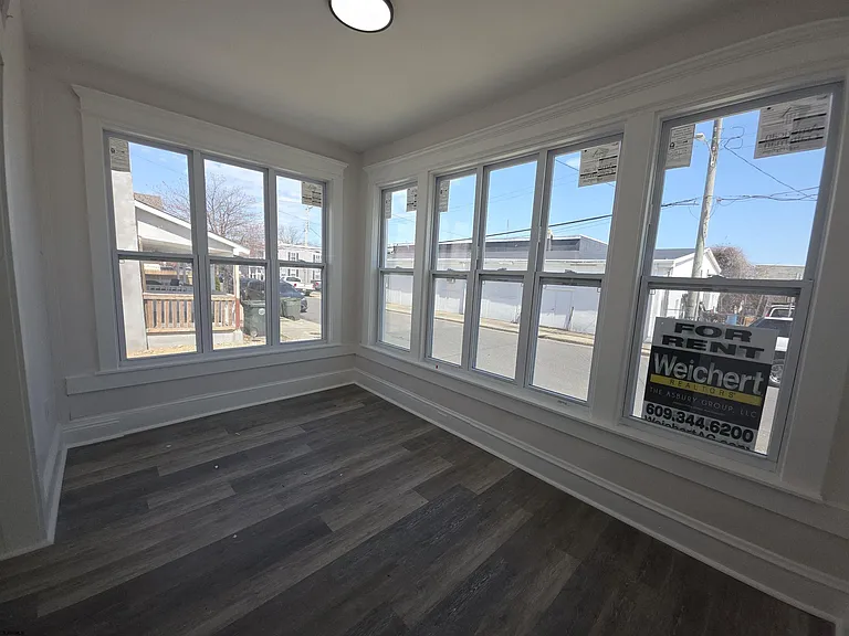 346 N Delaware Ave — Photo 3