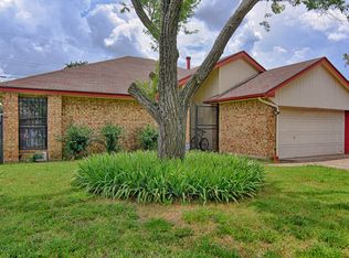 821 Simon Dr, Cedar Hill, TX 75104
