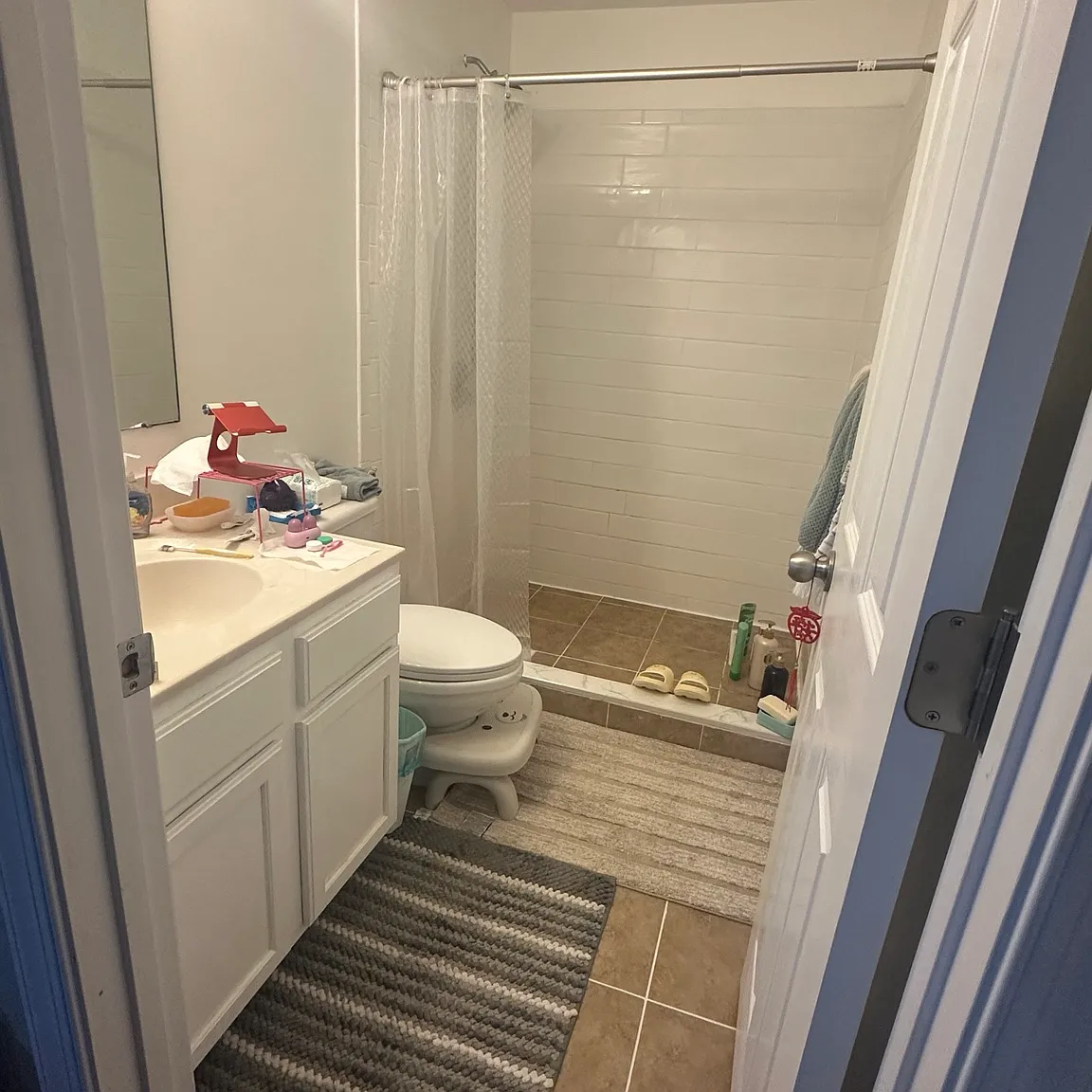 5 bed, 3187 sqft, $1,000 — Photo 2