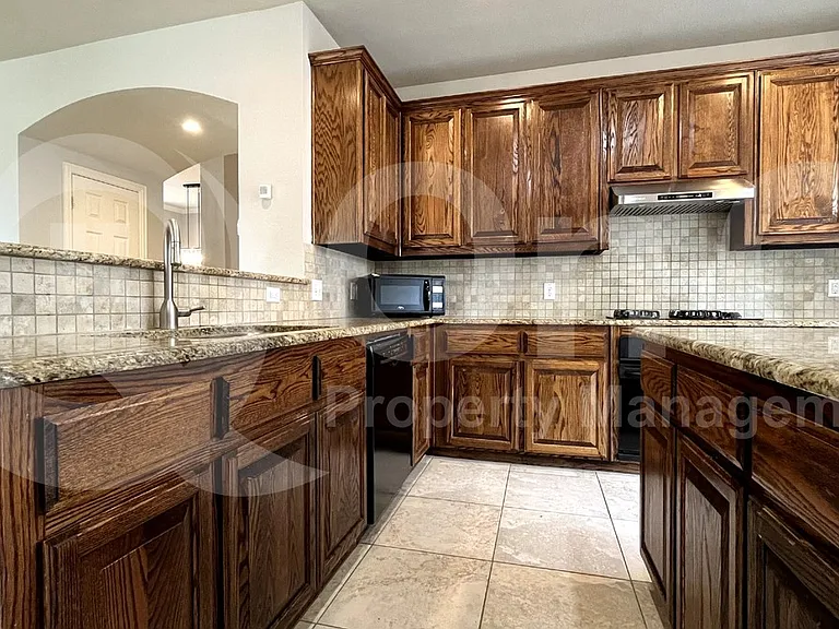 6798 Lee Meadow Dr — Photo 3