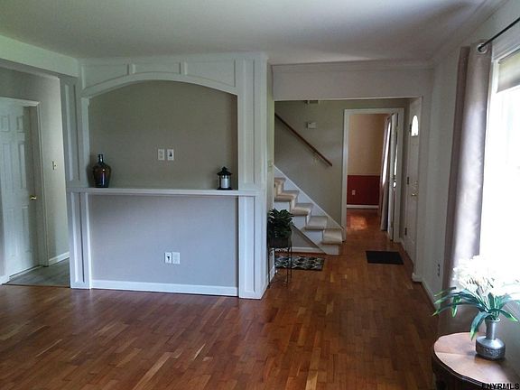 4th image of 12 Damask Dr