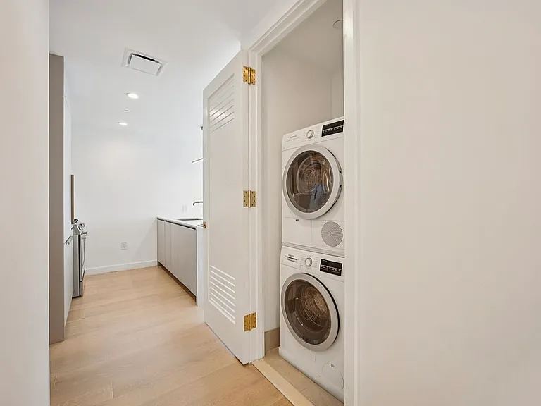 3 Court Sq #4812 — Photo 8