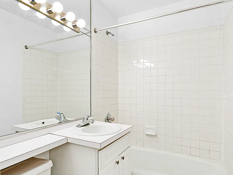 226 E 25th St #5D — Photo 6