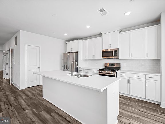 5th image of 43236 Farringdon Sq