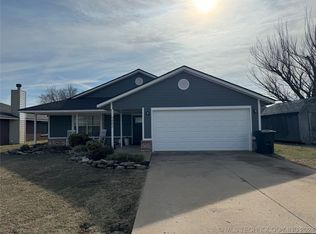 9482 E Sprucewood Dr, Claremore, OK 74019