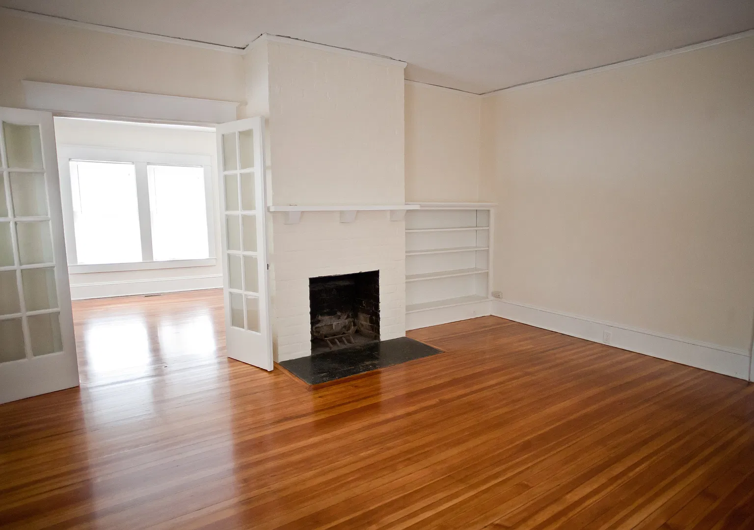 2br/1ba apartment in renovated cottage on North St. — Photo 4