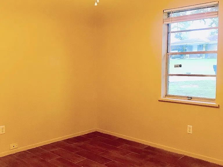 409 Hickory St — Photo 4