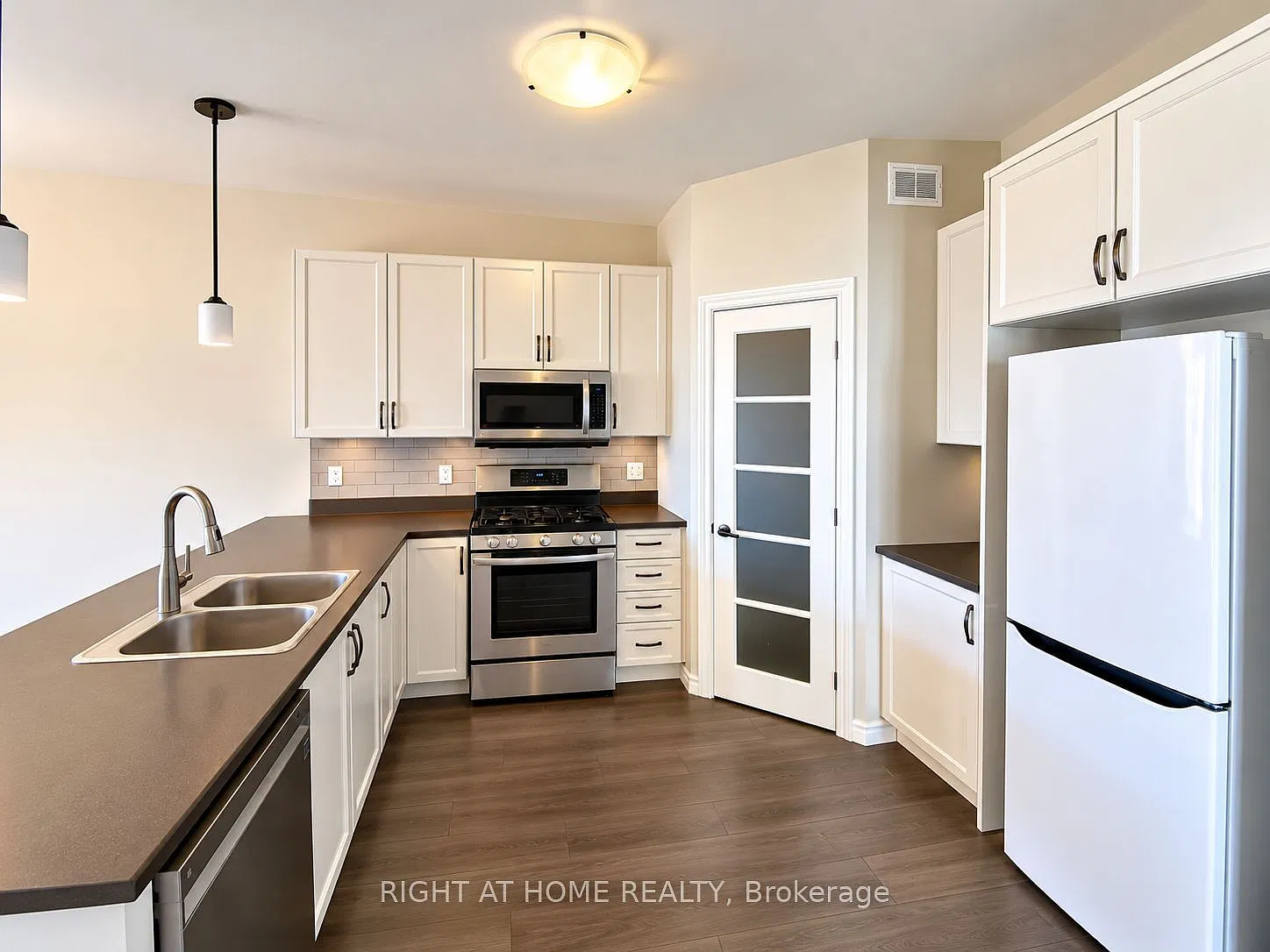 4 bed, $2,700 — Photo 2