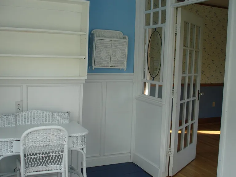 Sunroom
Wicker Furniture no longer included