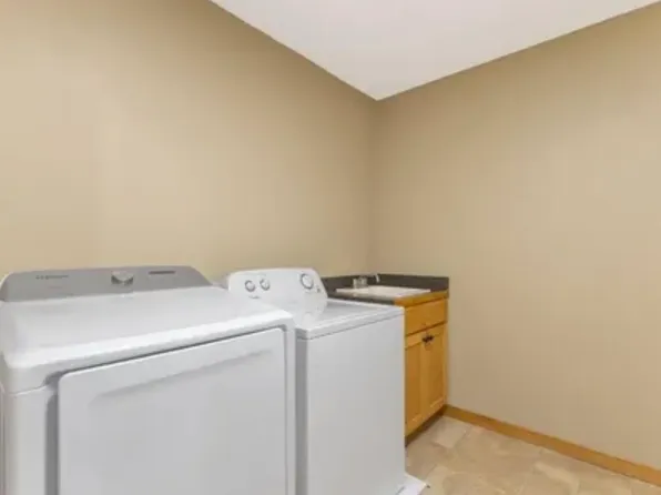 1283A County Road D Cir E, Saint Paul, MN 55109
