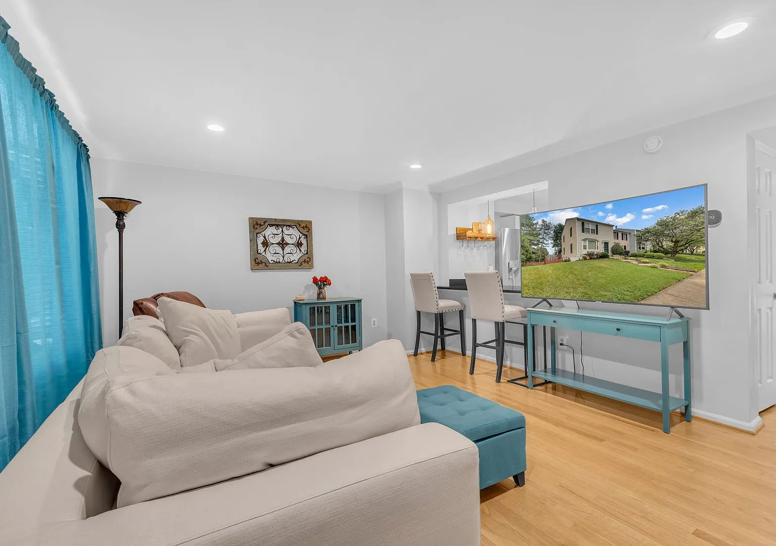 Beautifully Updated End-Unit Townhome in Prime Location — Photo 3