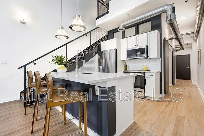 2 bed, 2.0 bath, 1094 sqft, $2,600 — Photo 2