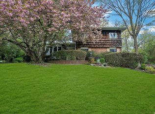 11 Huckleberry Ln, Oyster Bay, NY 11771